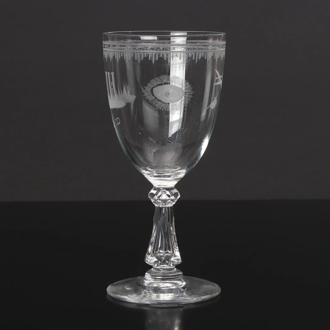 ODD FELLOW, POKALGLAS. Med slipad dekor. 1900-tal. — Art glass — Skånes Auktionsverk