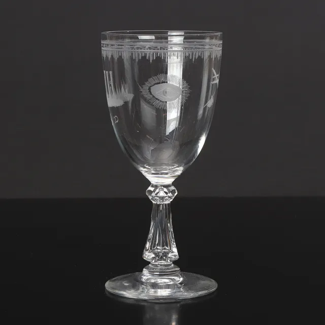 ODD FELLOW, POKALGLAS. Med slipad dekor. 1900-tal.