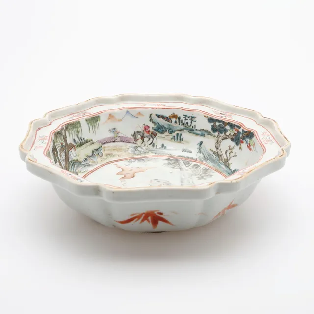 SKÅL, Kina, porslin med emaljmåleri föreställande figurscener i landskap, Guangxu-period (1875-1908).