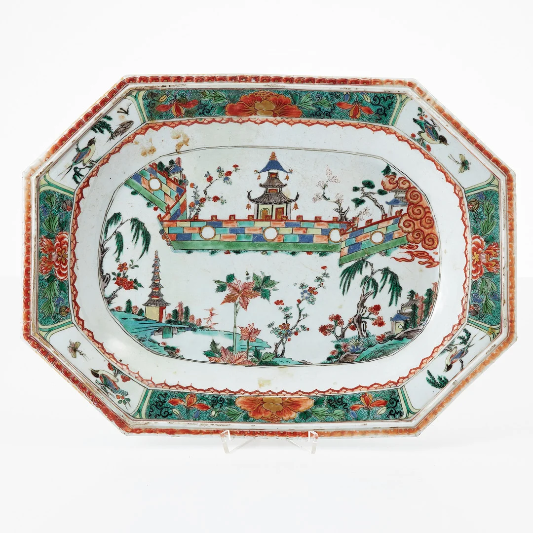 FAT, porslin, Kina, Kangxi (1662-1722), famille verte, oktagonal bräm, pie crust edge, dekor av pagoder, mur samt tårpil, detaljer i guld. — Oriental — Stockholms Auktionsverk Magasin 5