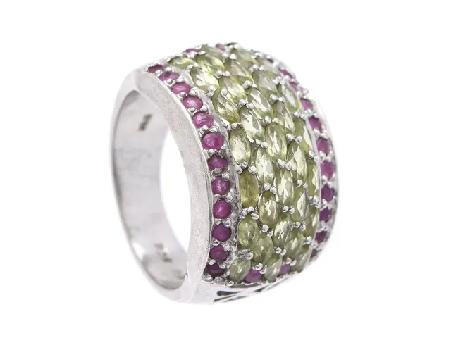 RING, sterlingsilver, peridoter, rubiner, stl 19,25 mm, vikt 11 g.