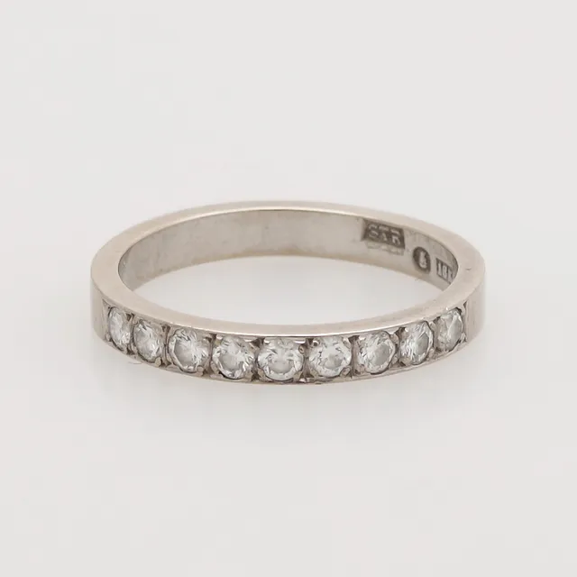 RING, vitguld 18k, med enligt gravyr 9 diamanter om totalt 0,45ct, Strömdahl, Stockholm 1975, vikt 3,78 gram.