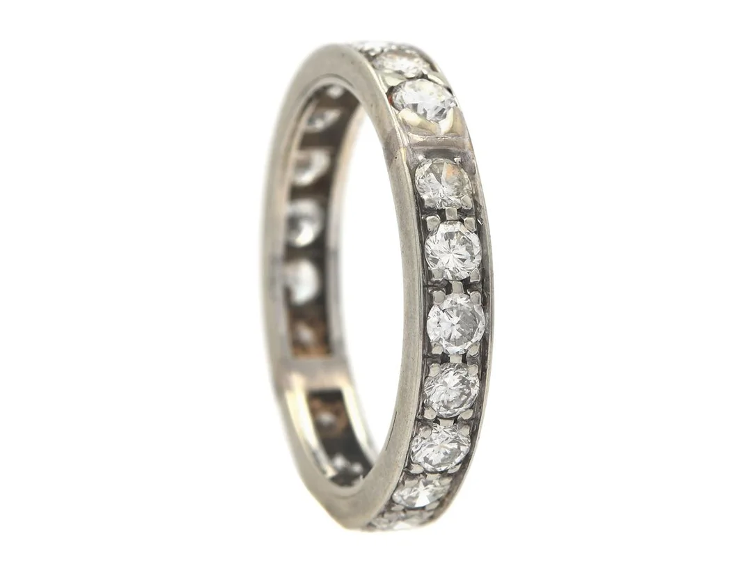 HELALLIANSRING, 18K vitguld, 21 briljantslipade diamanter ca 1,47 ctv, ca W-Cr/VS, stl 17,25 mm, vikt 3,2 g, storleksändrad, flera diamanter med skador och nagg. — Smycken/Alliansring — Kaplans