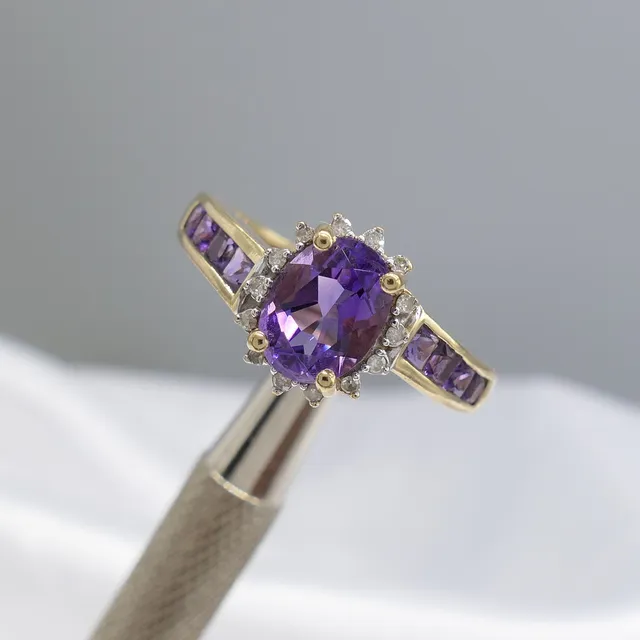 STYLISH AMETHYST & DIAMOND ring.