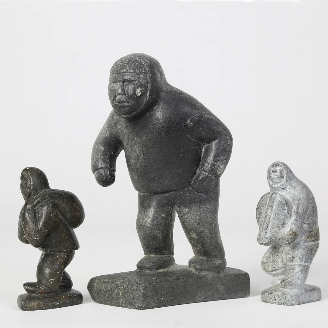 SIMON KRISTOFFERSEN (1933-1990), KARL KRISTOFFERSEN (F. 1943) SAMT SARA KRISTOFFERSEN (F. 1937). Tre grønlandske figurer af fedtsten (3). — Other — Bidstrup Auktioner