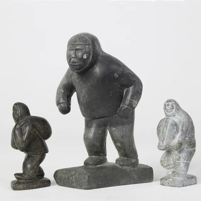 SIMON KRISTOFFERSEN (1933-1990), KARL KRISTOFFERSEN (F. 1943) SAMT SARA KRISTOFFERSEN (F. 1937). Tre grønlandske figurer af fedtsten (3).