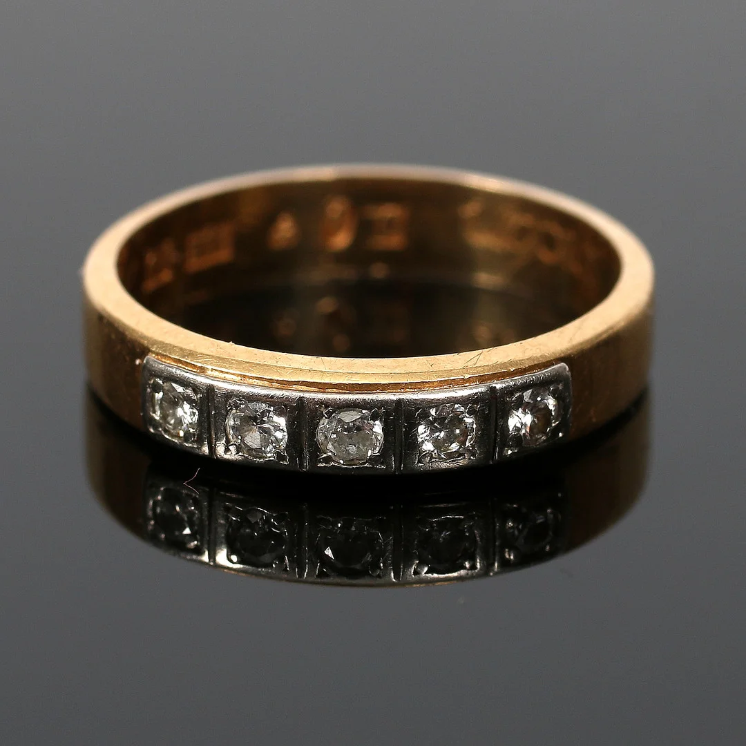 RING, 18k vitt och rött guld, med 5 briljanter tot. 0,5 ct. 1965. Bruttovikt 3,6 gram. — Rings — Stadsauktion Sundsvall