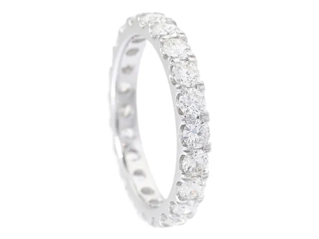 HELALLIANSRING, 18K vitguld, 21 briljantslipade diamanter ca 1,79 ctv, ca TW-Cr/VVS-VS, stl 16,5 mm, 3,0 g.