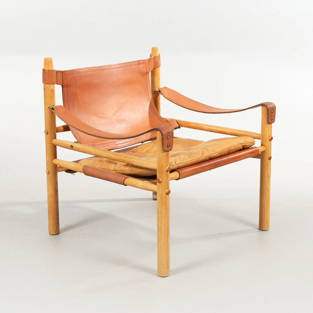 ARNE NORELL (1917-1971). “Scirocco” lænestol af ask og kernelæder, 1960'erne. — Armchairs & Chairs — Bidstrup Auktioner