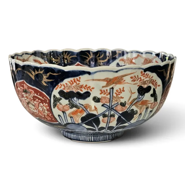 Bol en porcelana Imari con motivos florales y animales. Finales siglo XIX.