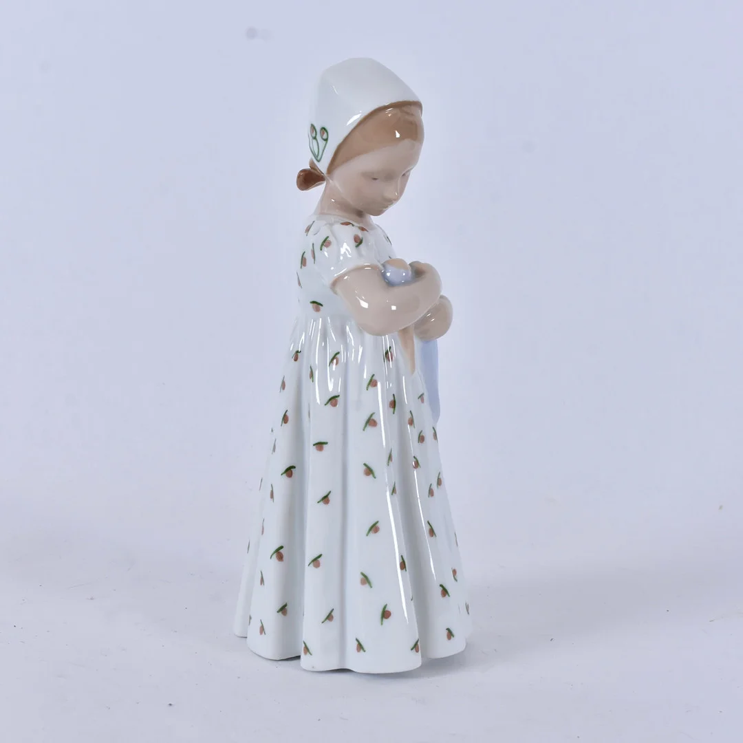 INGEBORG PLOCKGROSS IRMINGEN. figurin, porslin, Bing & Gröndahl, flicka med docka. — European — Halmstads Auktionskammare
