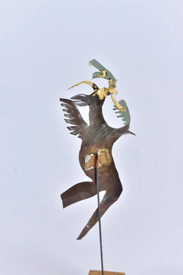 KARIN WARD. skulptur, grönpatinerad och förgylld koppar, fågelman.