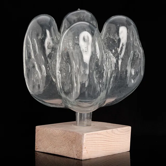 OIDENTIFERAD KONSTNÄR. Glasskulptur, signerad och daterad LF -76, på träsockel.