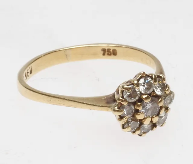 RING MED 9 ST DIAMANTER, 18k guld, vikt ca 2,4 gr.
