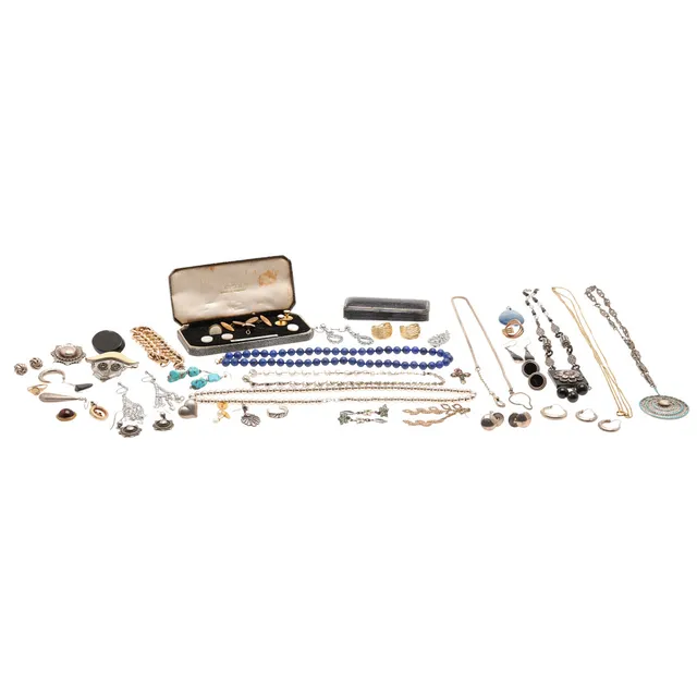 ASSORTED ITEMS OF SILVER JEWELLERY ETC.