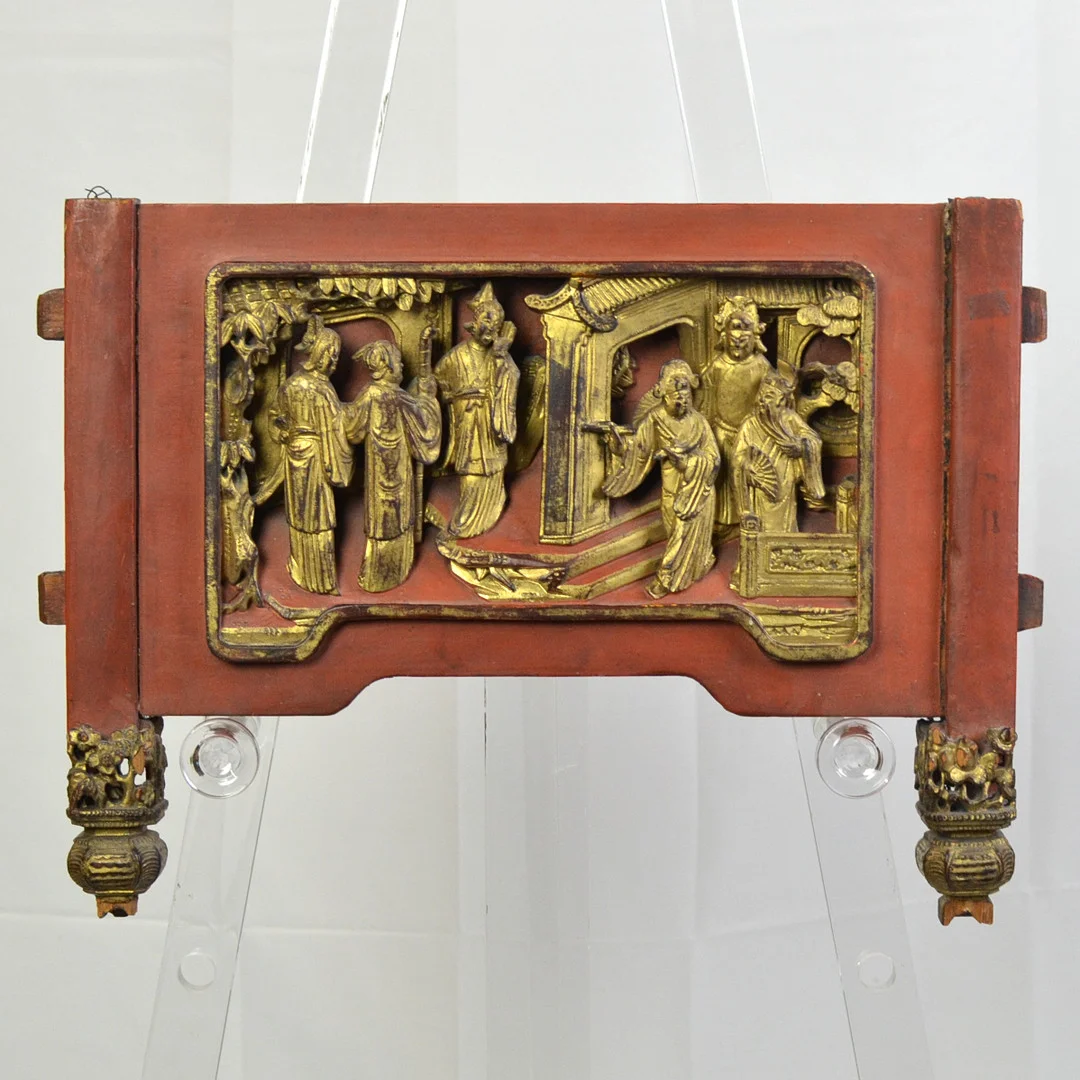 CHINESISCHE HOLZSCHNITZEREI, PALAST, 20. JAHRHUNDERT, ROT LACKIERT MIT GOLDSTAFFAGE, MIT RELIEFLEISTE. — Asiatica — Kunst- und Auktionshaus Kleinhenz