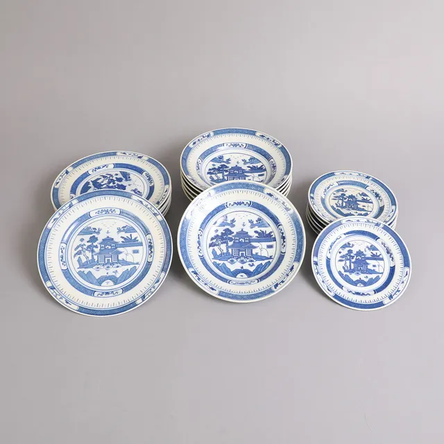 Atten kinesiske tallerkener af porcelæn, 1900-tallet (18).