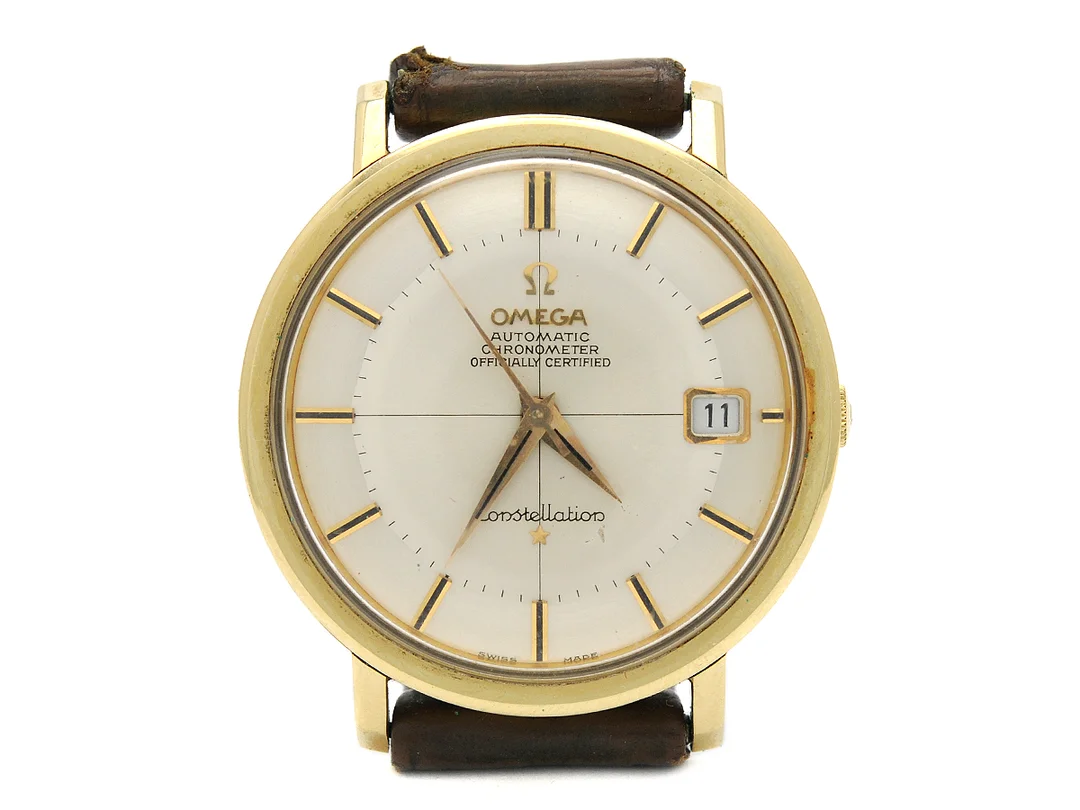 OMEGA, Constellation, Chronometer, Cal 561, Serie nr. 24438102, Ref nr. CD 168.004, Boett nr. CD 168.004, herrur, 35,5 mm, guld på stål, automatisk, plexiglas, datum, skadad urtavla, läderband, originalspänne i doublé, ca 1966, box. — Klockor/Omega — Kaplans