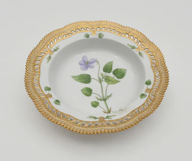 FLORA DANICA. Kunglig dansk/royal copenhagen, djup tallrik, "flora danica".