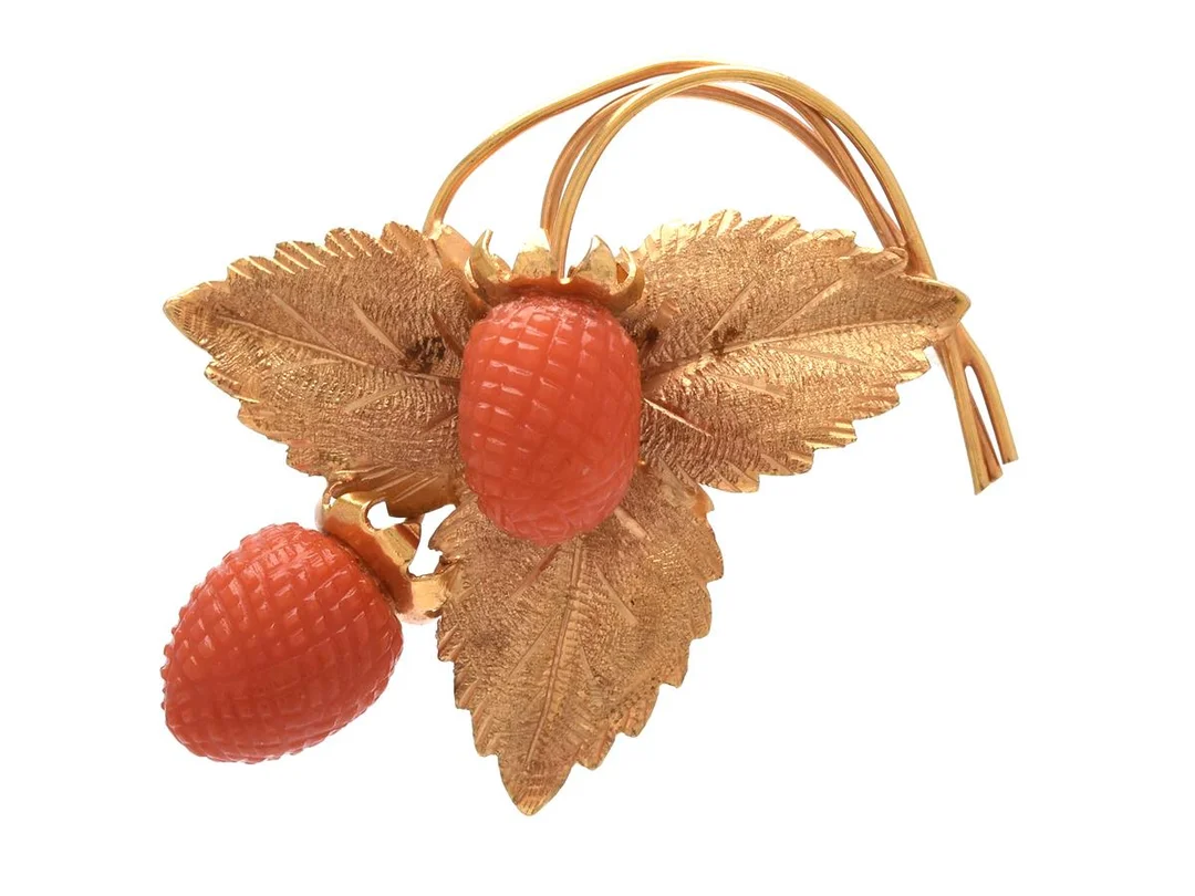 BROSCH, 18K guld, korall, mått 3,5 x 4,0 cm, vikt 6,8 g. — Smycken/Brosch — Kaplans