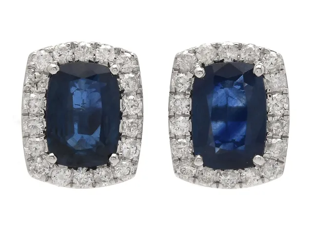 ÖRHÄNGEN, 18K vitguld, 2 blå safirer ca 1,97 ctv, 36 briljantslipade diamanter ca 0,37 ctv, ca TW-Cr/P, höjd 9 mm, vikt 2,7 g, stift.