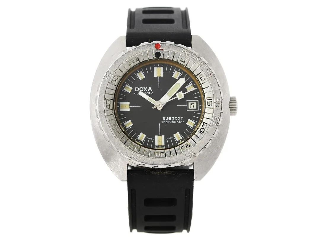 DOXA, SUB 300T, Sharkhunter (Swiss T <25mc), "Synchron", Cal 58 (ETA 2783), Boett nr. 725116 / xx098-x9 / 63374, herrur, 43 mm, stål, automatisk, mineralglas, datum, dykring saknar klickfjäder, boett/urverk signerat "Synchron", originallänk (skadad, saknar ändfästen/delar), viklås, gummiband, ca 1970. — Klockor/Doxa — Kaplans