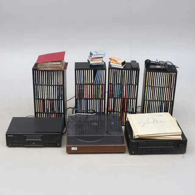 STEREO med HÖGTALARE och VINYLSKIVOR.