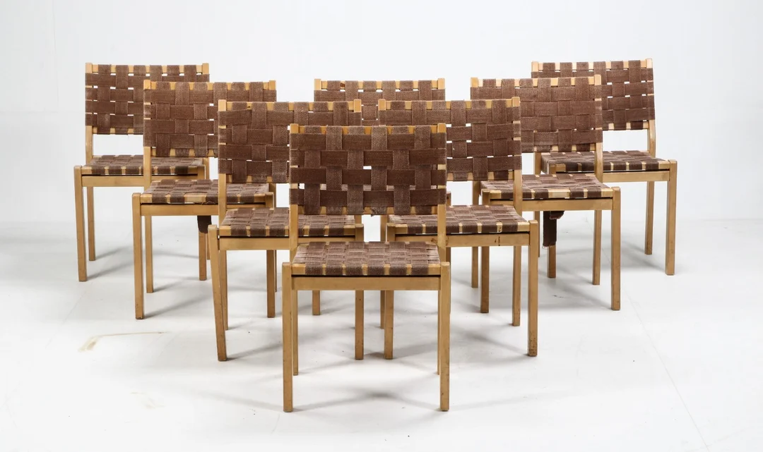 Alvar Aalto. Eight dining chairs / stacking chairs, model 611 (8) — Furniture/Chairs — Lauritz