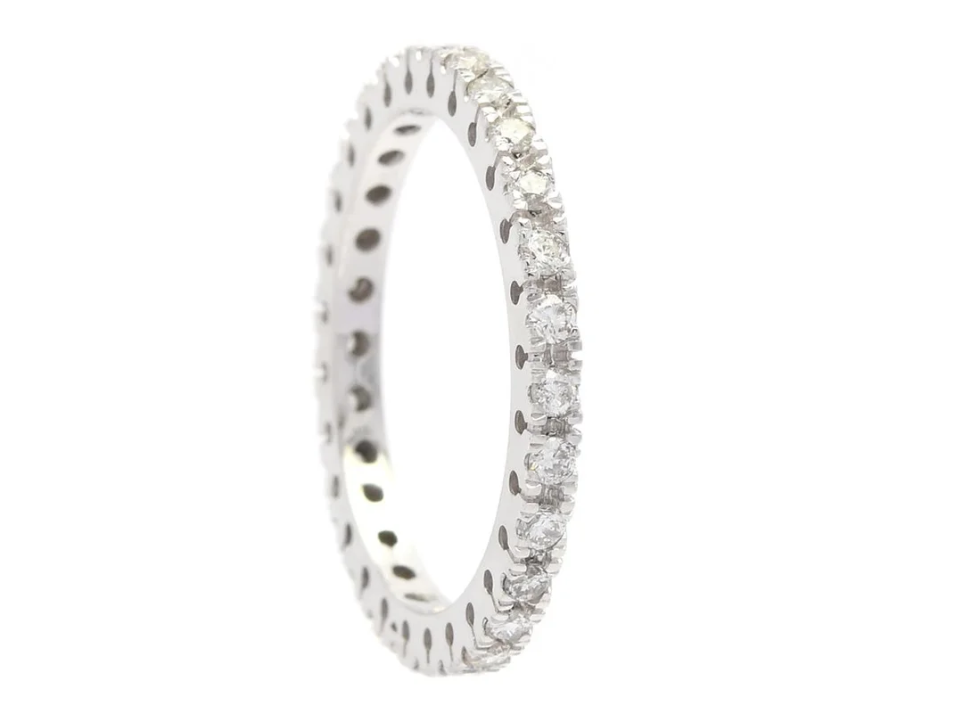 HELALLIANSRING, 18K vitguld, 28 briljantslipade diamanter ca 0,42 ctv, ca TW-Cr/VS-P, stl 16 mm, vikt 1,8 g, några diamanter har nagg och skador. — Smycken/Alliansring — Kaplans