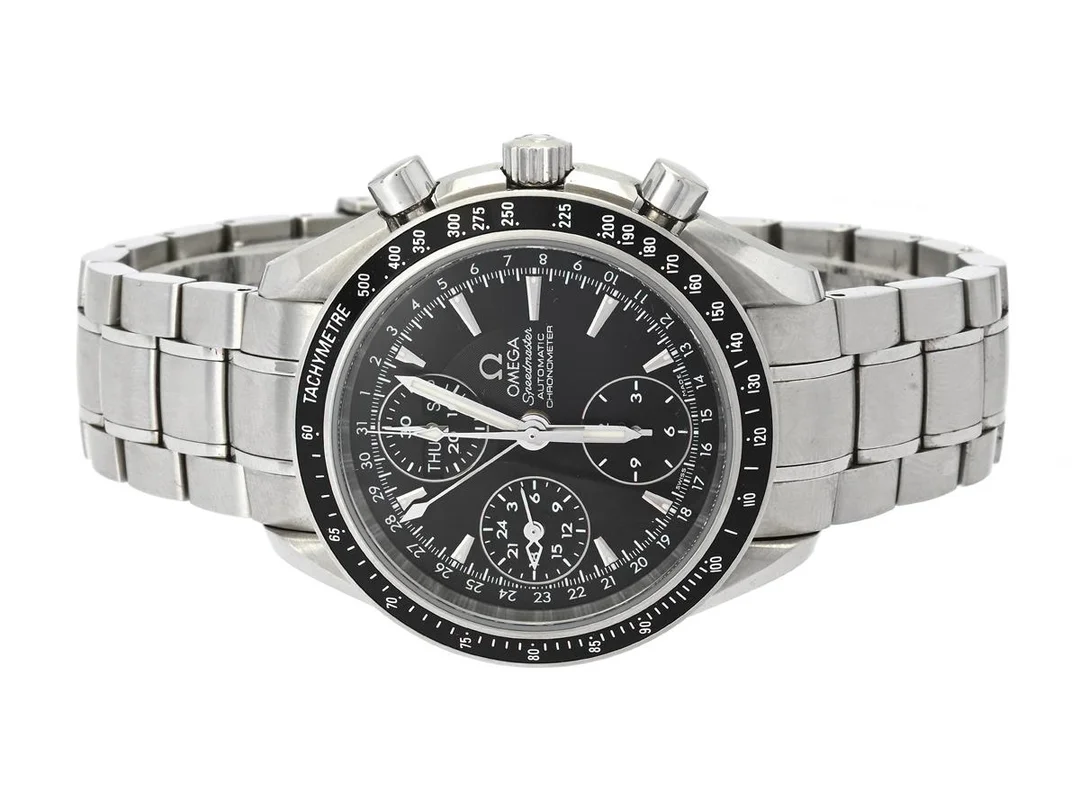 OMEGA, Speedmaster, Day-Date, "Tachymetre", Chronometer, Cal 3606 (A), Verk nr. 81618621, Serie nr. 81618621, PIC nr. 3220.50.00, Ref nr. SU 378.0056, Boett nr. 178.0056 (LL), kronograf, herrur, 40 mm, stål, automatisk, safirglas, dag, datum, månad, 24-timmarsvisning, originallänk, viklås, Ref nr. 1564/975, cert, mars 2007, box (skadad), ytterkartong. — Klockor/Omega — Kaplans