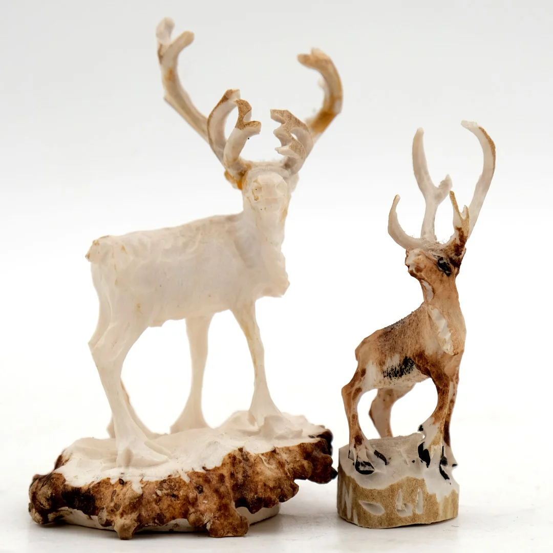ERIK NORBERG. Skulpturer, Hornarbete "Renar" Signerade & daterade: 1961 & 1973. — Sami Arts & Crafts — Norrlands Auktionsverk