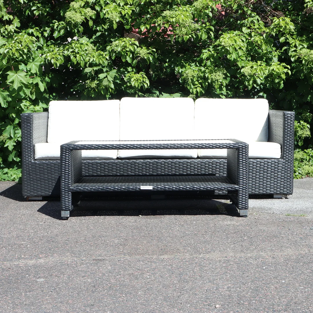 TRÄDGÅRDSSOFFA, samt bord, konstrotting, samtida. — Garden — Höörs Auktionshall