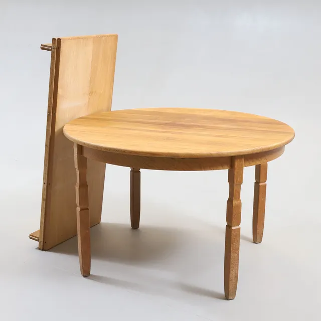 HENNING KJAERNULF. Matbord, massiv ek, Danmark, 1960-/70-tal.