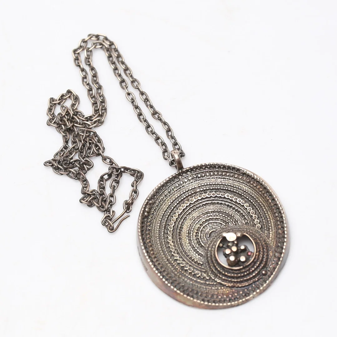 JORMA LAINE. hänge med kedja, silver. Finland. — Necklace — Gomér & Andersson Linköping