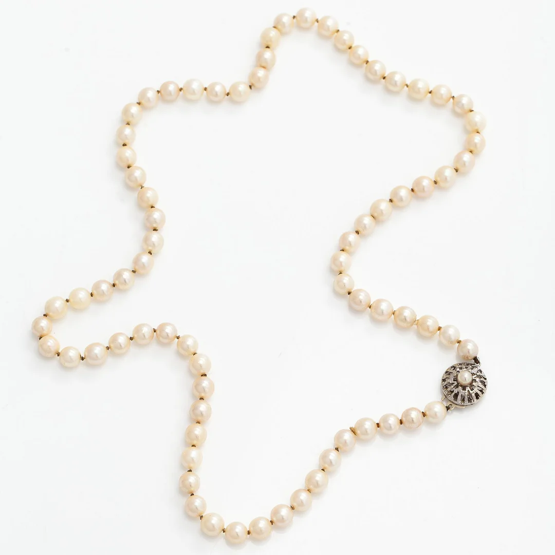 Pärlcollier, odlade pärlor, lås 18K vitguld. — Smycken/Collier & Hängsmycken — Bukowskis