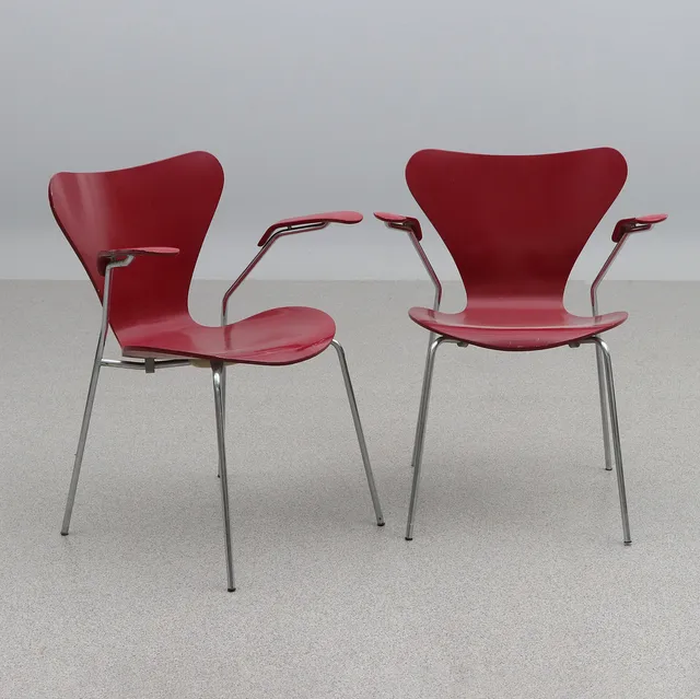 ARNE JACOBSEN. KARMSTOLAR, ETT PAR. Bemålat böjträ på förkromade undereden."Sjuan", Fritz Hansen.