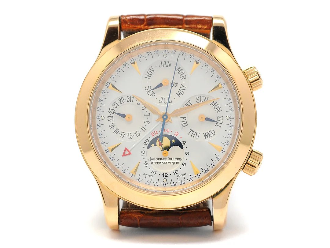 JAEGER-LE COULTRE, Grande Memovox, Cal 909, Verk nr. 3053650, Serie nr. 382, Ref nr. 266.542.443 B, Boett nr. 146.2.95, herrur, 41,5 mm, 18K rosa guld, automatisk, safirglas, evighetskalender, månfas, läderband, viklås i 18K rosa guld, cert, januari 2002, box, ytterkartong. — Klockor/Jaeger-Le Coultre — Kaplans