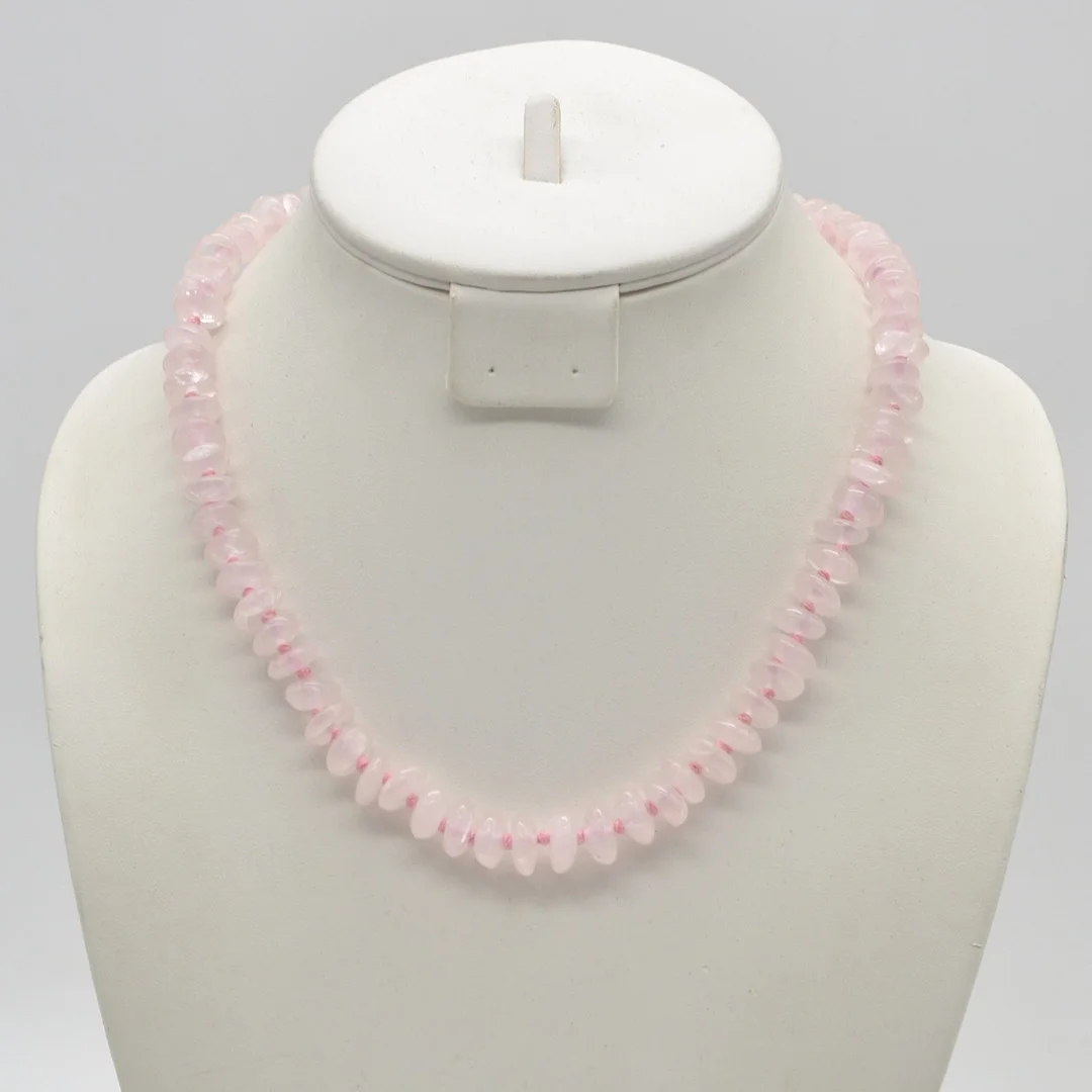 PERLENCOLLIER AUS ROSENQUARZ, HANDPOLIERT, EIZELN GEKNÜPFT, VERGOLDETER SCHRAUBVERSCHLUSS, UM 1950. — Necklace — Kunst- und Auktionshaus Kleinhenz
