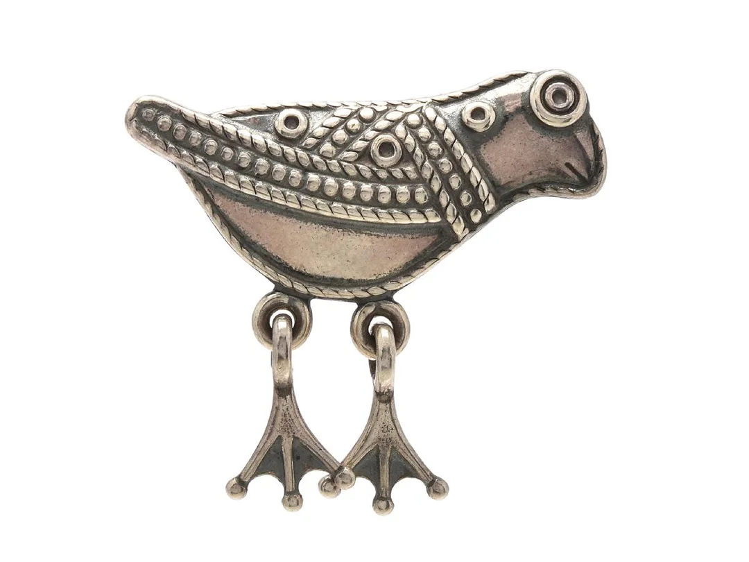 KALEVALA, brosch, Hattulan Lintu, sterlingsilver, Finland 1992, längd 3,5 cm, vikt 6,5 g. — Smycken/Brosch — Kaplans