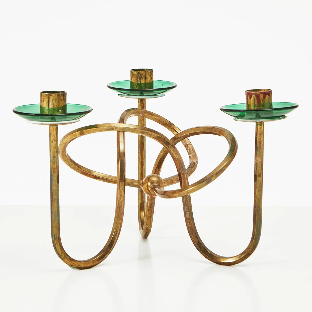 JOSEF FRANK. "Vänskapsknuten", kandelaber, mässing, Firma Svenskt Tenn. — Candlesticks — Stockholms Auktionsverk Magasin 5