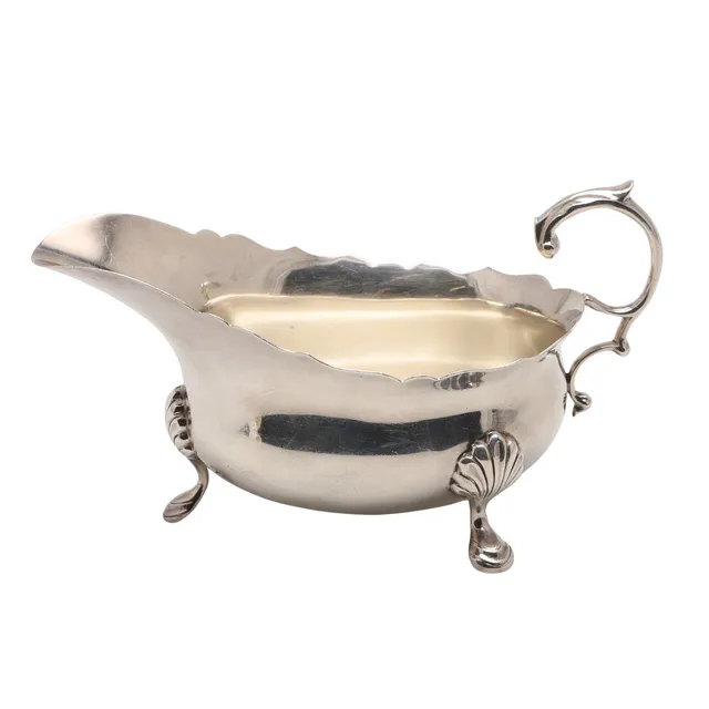 AN EARLY 20TH CENTURY SAUCE BOAT.
