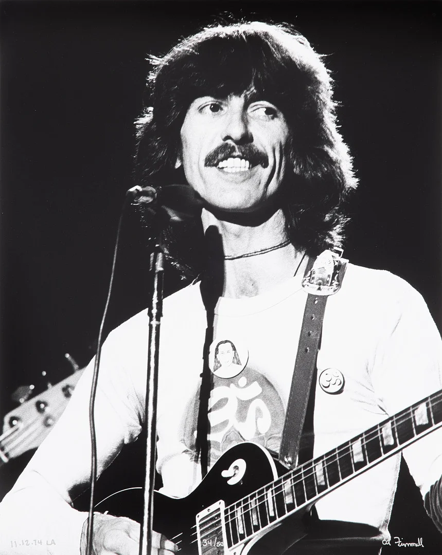 ED FINNELL. George Harrison, "Dark Horse Tour'', Los Angeles, 12 November 1974, signerad och numrerad 34/50, analogt (darkroom made) fotografi. — Photography — Stockholms Auktionsverk Sickla