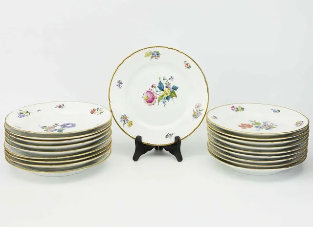 TALLRIKAR, porslin, 19 st, "Sachsisk blomst" Bing & Gröndal, Danmark.