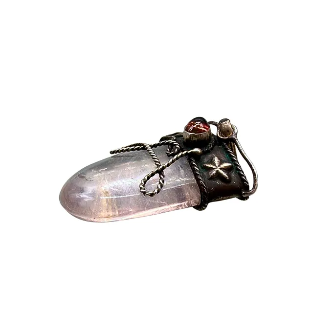 ROSENQUARZ ANHÄNGER MIT 925ER SILBER UND METALL.