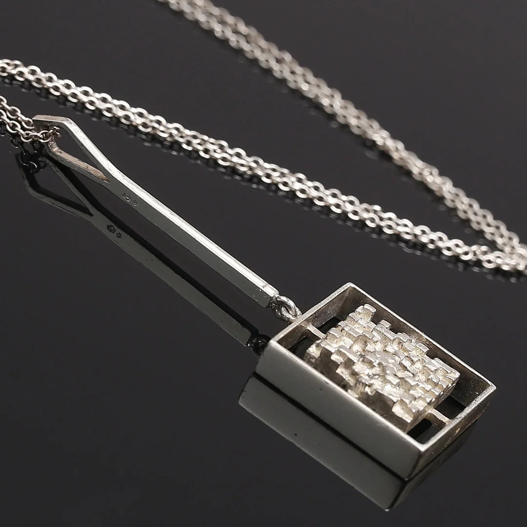 HÄNGE, kedja, silver, svensk kontrollstämpel, 1900-tal. — Brooches & Pendants — Auktionshuset Kolonn