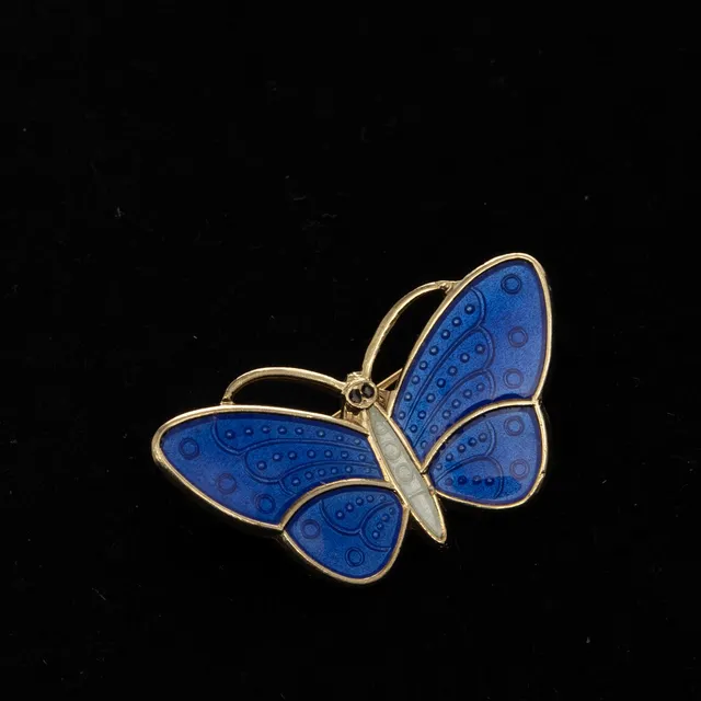 AKSEL HOLMSEN. Brosch, förgyllt sterlingsilver, emaljdekor, Norge.