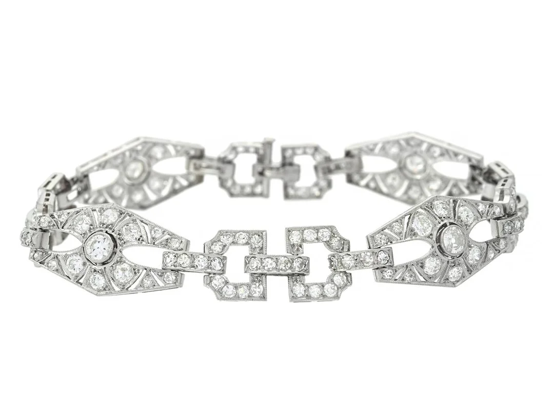 ARMBAND, platina, gammal- och åttkantslipade diamanter ca 4,00 ctv, Art Deco, Lucien Deschamps, Paris 1920/30-tal, längd 18,5 cm, vikt 21,5 g, några diamanter har nagg och skador. — Smycken/Armband — Kaplans