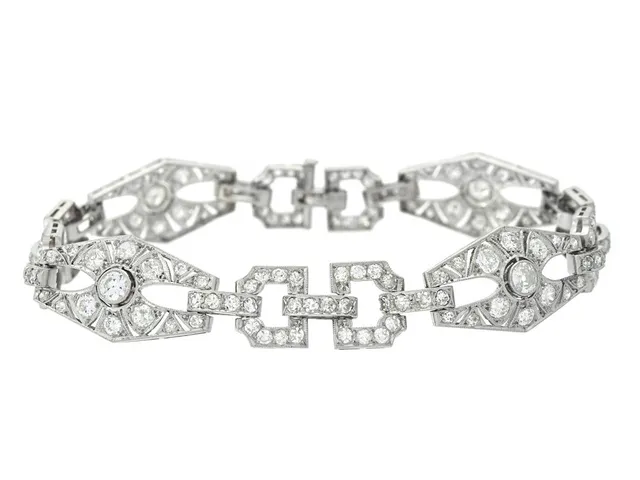ARMBAND, platina, gammal- och åttkantslipade diamanter ca 4,00 ctv, Art Deco, Lucien Deschamps, Paris 1920/30-tal, längd 18,5 cm, vikt 21,5 g, några diamanter har nagg och skador.