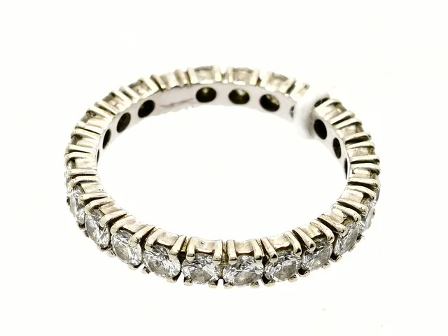Alliansring (helallians) 18K vitguld med diamnater 23xca0,06ct Ø17 Brv 2,7g