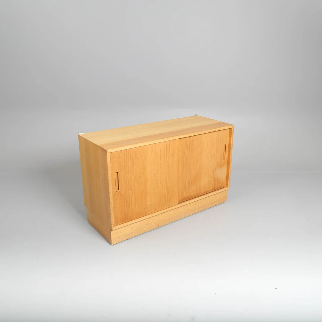 CARLO JENSEN. Poul Hundevad. Lav skænk af finéret egetræ, 1970'erne. — Cupboards, Cabinets & Shelves — Bidstrup Auktioner